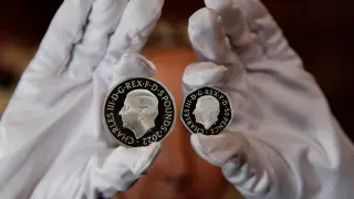 Las nuevas monedas de Carlos III, circularán junto a las de la reina Isabel II.