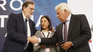 Los expresidentes del Gobierno Mariano Rajoy y Felipe González tras participar en la IV Edición del Foro La Toja 2022