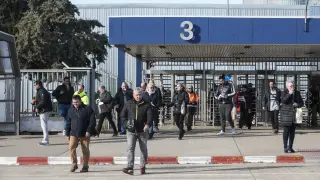 Trabajadores saliendo del turno de mañana en la planta zaragozana de Stellantis.