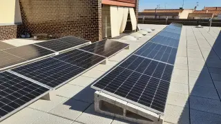 Instalación fotovoltaica y protecciones solares del torreón de la escalera en La Almunia de Doña Godina