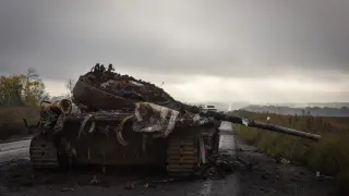 Un tanque ruso destrozado en una carretera UKRAINE RUSSIA CONFLICT
