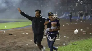 Arema FC supporters enter the field after the team they support lost to Persebaya after the league BRI Liga 1 football match at Kanjuruhan Stadium, Malang, East Java province, Indonesia, October 2, 2022, in this photo taken by Antara Foto. Antara Foto/Ari Bowo Sucipto/via REUTERS ATTENTION EDITORS - THIS IMAGE HAS BEEN SUPPLIED BY A THIRD PARTY. MANDATORY CREDIT. INDONESIA OUT. NO COMMERCIAL OR EDITORIAL SALES IN INDONESIA. SOCCER-INDONESIA/RIOT