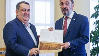 El presidente de Aragón, Javier Lambán (d) junto al Alto Comisionado para la Lucha contra la Pobreza Infantil, Ernesto Gasco