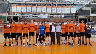 Manuel Rando y Carlos Ranera, en el centro, con los jugadores del Pamesa Teruel Voleibol.