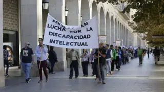 Protesta de familliares y usuarios de Adislaf este martes en el paseo de la Independencia de Zaragoza.