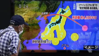 Una pantalla en Tokio muestra la trayectoria del misil.