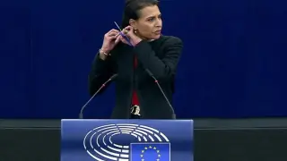 Abir Al-Sahlani se corta el pelo ante el Parlamento Europeo.