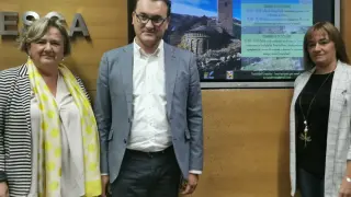 El diputado Roque Vicente junto a las alcaldesas de Broto, Carmen Muro, y de Biescas, Nuria Pargada.