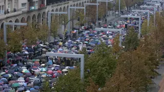 En 2010, la lluvia no impidió que acudieran a la Ofrenda miles de personas, pero sí hizo que fuera menos numerosa.
