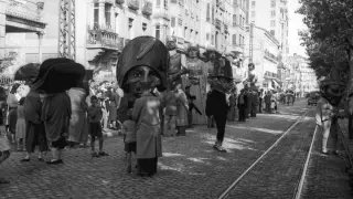 Los gigantes y cabezudos en Zaragoza en los años 50.