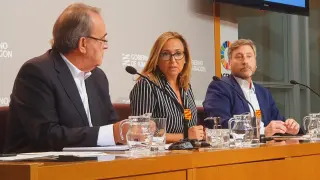 Mayte Pérez, en la rueda de prensa de este miércoles, flanqueada por Carlos Pérez Anadón y José Luis Soro
