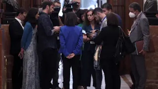 Robles atiende a los medios en los pasillos del Congreso, este miércoles.