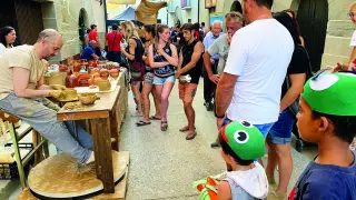 Turistas en el mercado medieval de Bierge en agosto