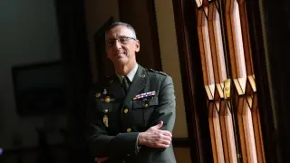 El general Juan Antonio Lara, director del Hospital Militar de Zaragoza, en la antigua Capitanía tras recibir el premio extraordinario de Defensa 2022.