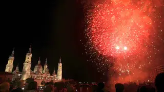 Fuegos artificiales en las Fiestas del Pilar de Zaragoza.