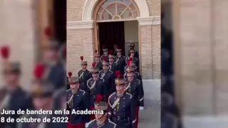 Los cadetes de nuevo ingreso en la Academia General Militar juran ante la bandera nacional
