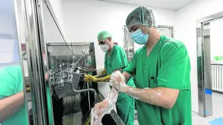 Cirujanos ortopédicos del Clínico se preparan para intervenir en la Clínica del Pilar.