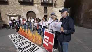 Concentracion en la plaza del ayuntamiento de Teruel contra los incendios forestales.