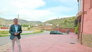 El alcalde de Albarracín, en la zona que se abastecerá de calefacción.