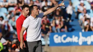 Juan Carlos Carcedo dando instrucciones a sus jugadores, durante el partido jugado ante el Oviedo