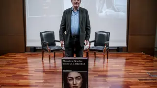 El escritor y viudo de Almudena Grandes, Luis García Montero, en la presentación de la última novela de la escritora.