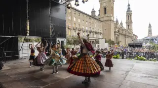 Jotas en la plaza del Pilar de Zaragoza, este lunes 10 de octubre.