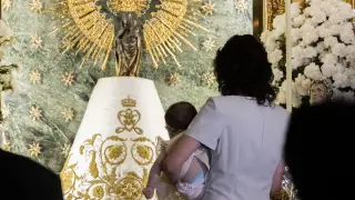 Ana Badía y su hija Lara posan junto al manto de la Virgen el pasado 15 de julio, tras retomarse esta tradición.