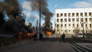 Coches en llamas tras el ataque con misiles de Rusia en Kiev, Ucrania