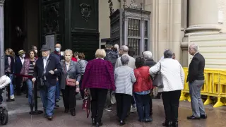 Varios grupos de personas entran y salen de la basílica, ayer
