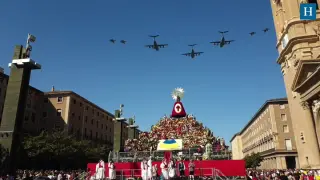 Así ha sido el paso de los aviones de la Base de Zaragoza sobre la plaza del Pilar