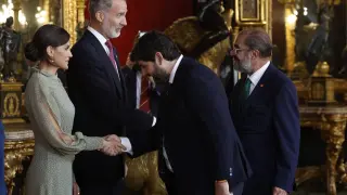 Los Reyes saludan al presidente de Aragón, Javier Lambán.