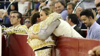 Ferrera abraza a su apoderada, la ex torera Cristina Sánchez, ayer en el Coso de la Misericordia.
