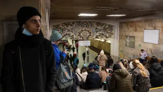 Gente resguardada en una estación de metro en Kiev
