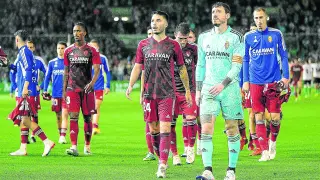 Los jugadores del Real Zaragoza, con el capitán Cristian Álvarez a la cabeza, se retiran derrotados del Sardinero