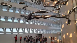 Varias personas, en el interior de la Torre del Agua durante una de las últimas visitas de Legado Expo