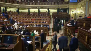 Vox retrasa a propósito su entrada en el pleno e interrumpe a Sánchez