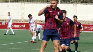 Diego Aznar celebra el gol que marcó con el Huesca B ante el Utrillas.