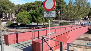 La pasarela metálica peatonal y ciclista que da acceso al Hospital Provincial de Huesca.