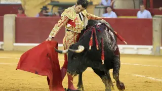 Morante de la Puebla se enrosca al toro de Juan Pedro durante la corrida de ayer, en la que se llenó La Misericordia por primera vez en la feria.