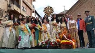 Foto de familia en la ofrenda a la Virgen del Pilar en Calanda.