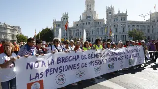 Miles de pensionistas denuncian la pérdida de poder adquisitivo y defienden pensiones y salarios dignos.