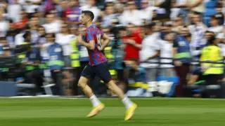 El delantero del FC BArcelona Robert Lewandowski durante el calentamiento previo al inicio del partido de la novena jornada de Liga que Real Madrid y FC Barcelona disputan este domingo en el estadio Santiago Bernabéu de Madrid