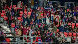 Aficionados de la SD Huesca en las gradas de Anduva, la temporada pasada.