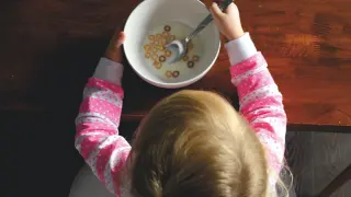 Una niña comiendo, en una imagen de achivo