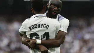 Rodrygo celebra el tercer gol del Real Madrid frente al Barcelona con Rüdiger, que jugó con una máscara.