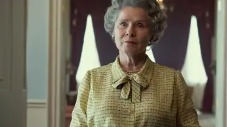 Imelda Staunton interpretando a la Reina Isabel en la quinta temporada de la serie