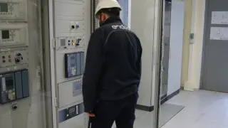 Un técnico de Endesa trabajando en labores de mejora de la red.