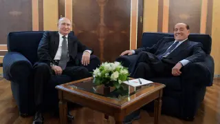 Foto de archivo de un encuentro entre Putin y Berlusconi
