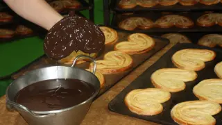 Proceso de elaboración de las palmeras de chocolate en Bombonera Oro.