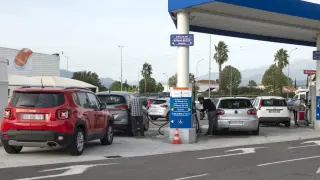 Varios vehículos repostan combustible en El Boulou (Francia)